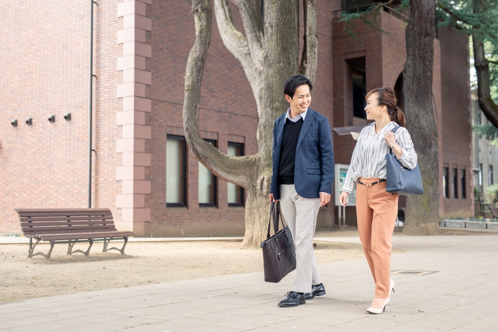 女性が髪を触る心理で分かる！脈ありサインを見抜くために