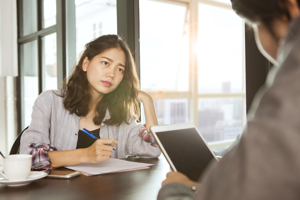 女性が髪を触る心理で分かる！脈ありサインを見抜くために