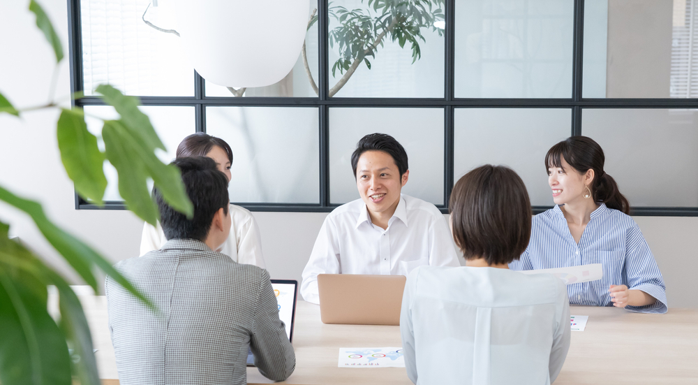 近い距離になる男性の心理には相手への愛情が隠れている？