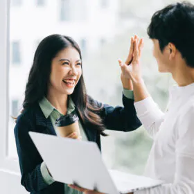 相手に体の正面を向ける心理になるのは好意がある可能性が高い！