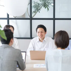 近い距離になる男性の心理には相手への愛情が隠れている？