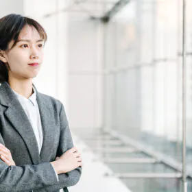 受付嬢との結婚を望む男性必見！理想的な出会い方と結婚につなげる方法